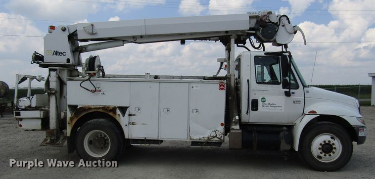 image for item DG1314 2002 International 4400 digger derrick truck