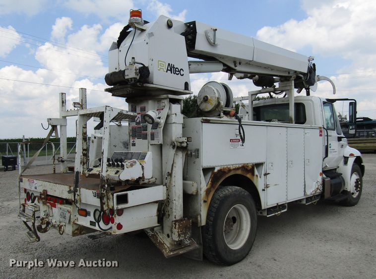 image for item DG1314 2002 International 4400 digger derrick truck