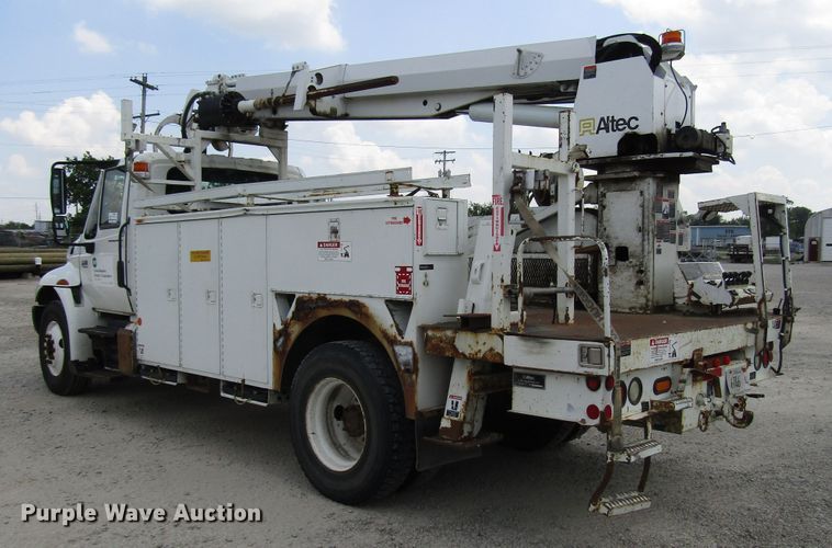 image for item DG1314 2002 International 4400 digger derrick truck