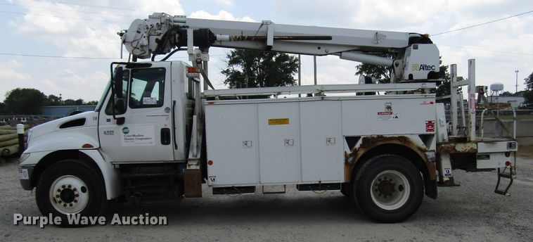 image for item DG1314 2002 International 4400 digger derrick truck