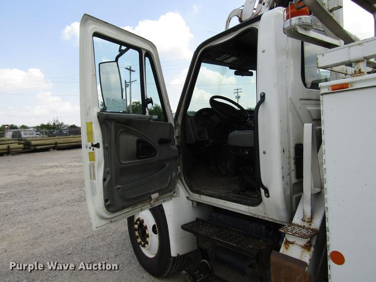 image for item DG1314 2002 International 4400 digger derrick truck