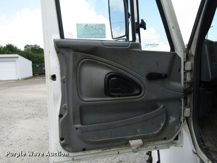 image for item DG1314 2002 International 4400 digger derrick truck