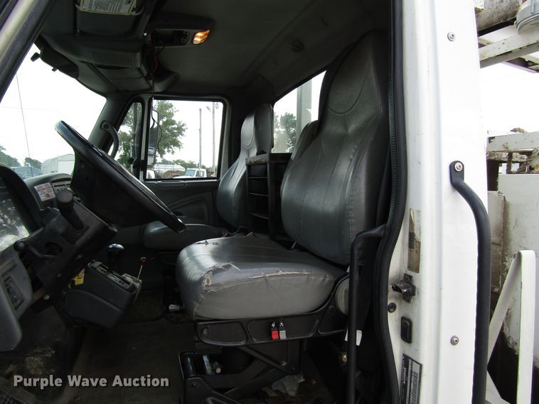 image for item DG1314 2002 International 4400 digger derrick truck