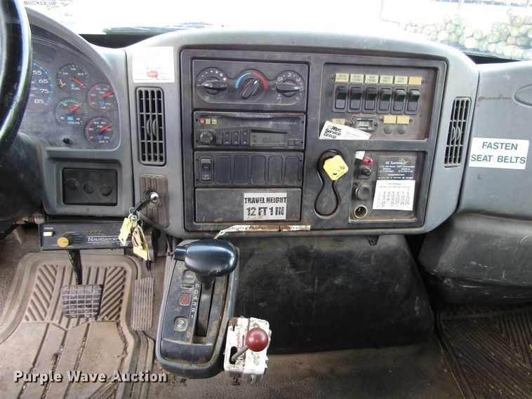 image for item DG1314 2002 International 4400 digger derrick truck