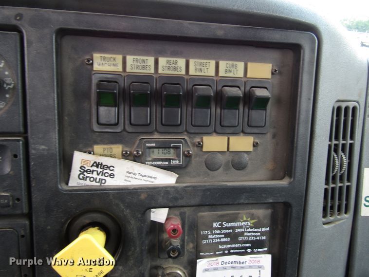 image for item DG1314 2002 International 4400 digger derrick truck