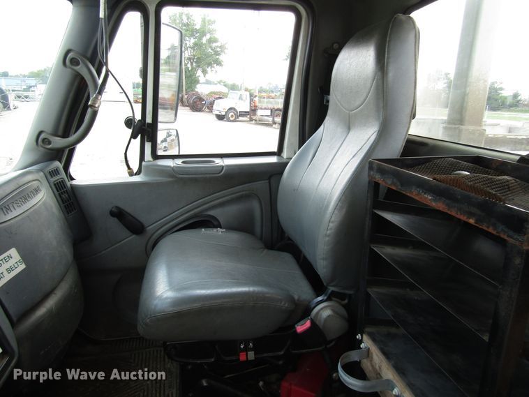 image for item DG1314 2002 International 4400 digger derrick truck