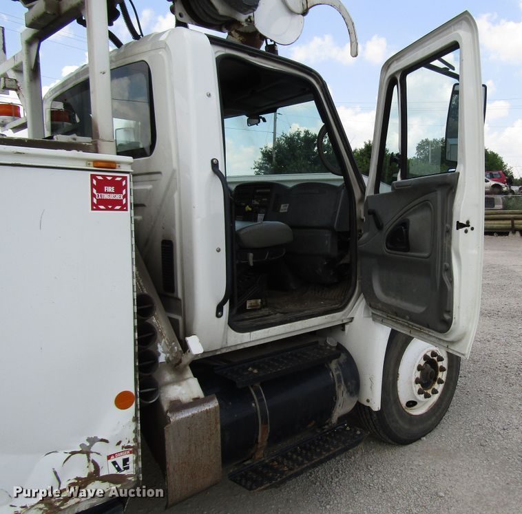 image for item DG1314 2002 International 4400 digger derrick truck