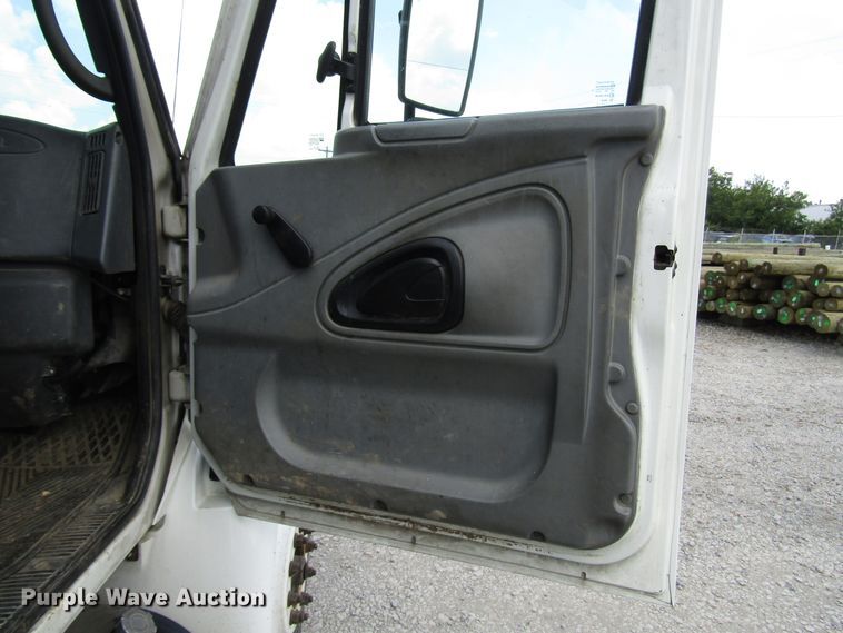 image for item DG1314 2002 International 4400 digger derrick truck