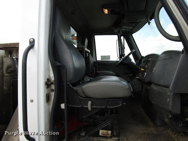 image for item DG1314 2002 International 4400 digger derrick truck