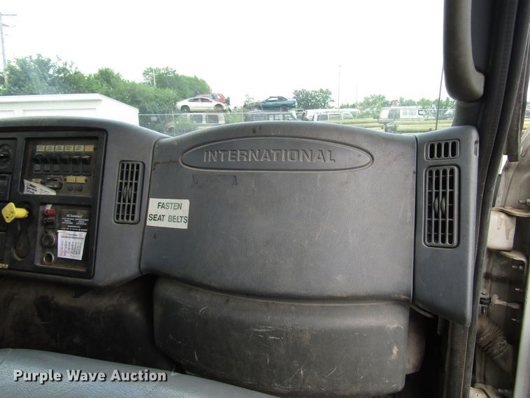 image for item DG1314 2002 International 4400 digger derrick truck