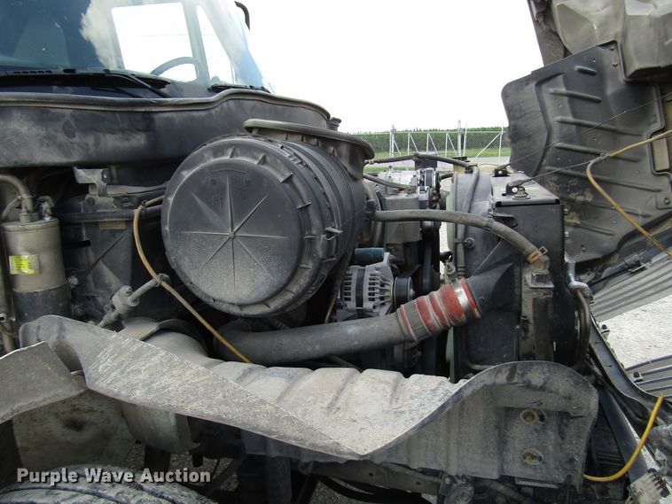 image for item DG1314 2002 International 4400 digger derrick truck