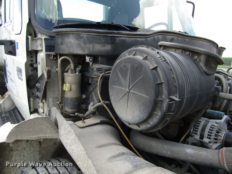 image for item DG1314 2002 International 4400 digger derrick truck