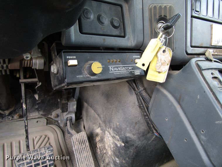 image for item DG1314 2002 International 4400 digger derrick truck