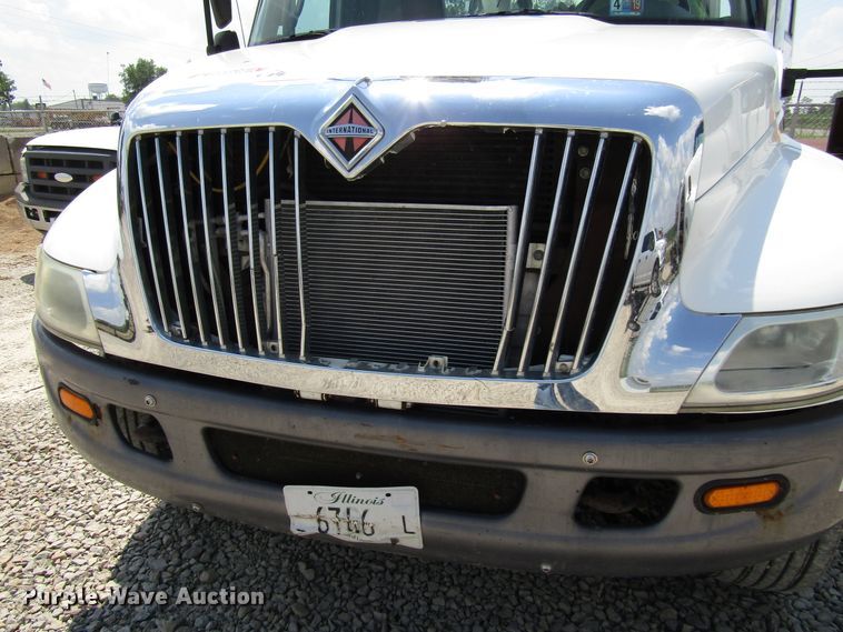 image for item DG1314 2002 International 4400 digger derrick truck