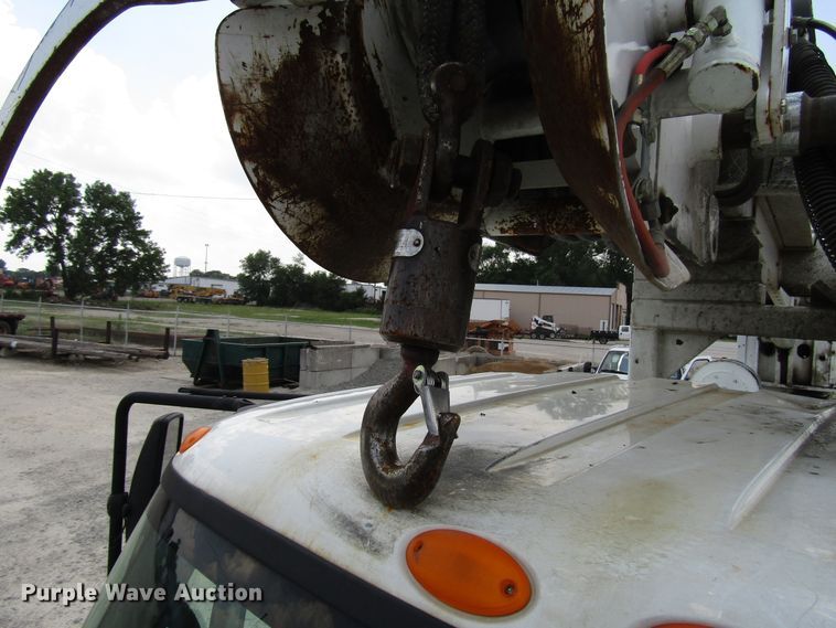 image for item DG1314 2002 International 4400 digger derrick truck