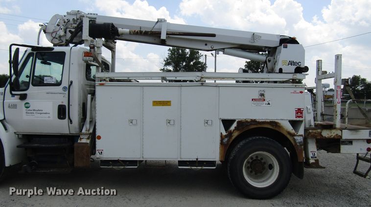 image for item DG1314 2002 International 4400 digger derrick truck