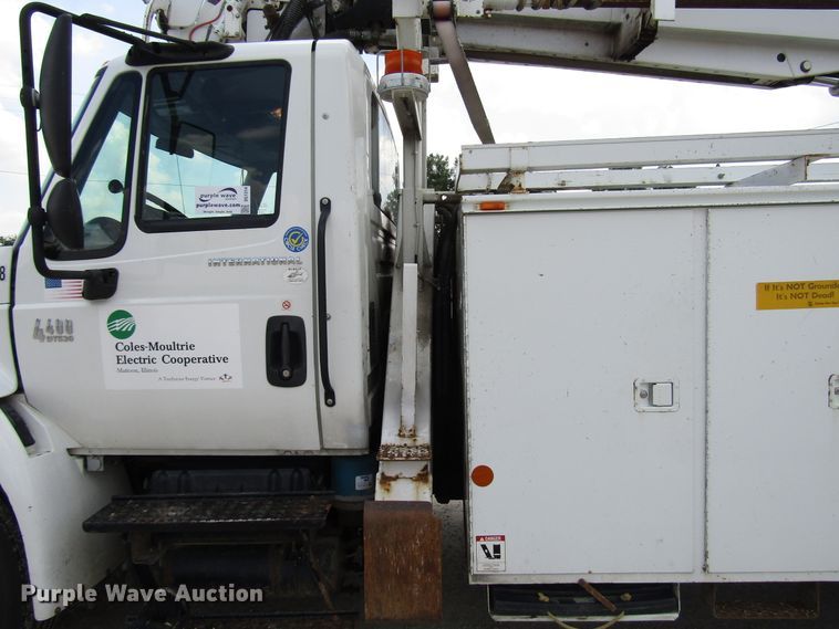 image for item DG1314 2002 International 4400 digger derrick truck