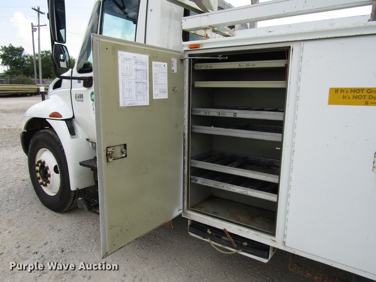 image for item DG1314 2002 International 4400 digger derrick truck