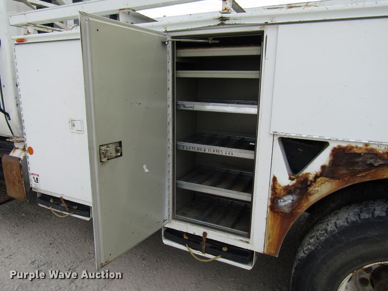 image for item DG1314 2002 International 4400 digger derrick truck