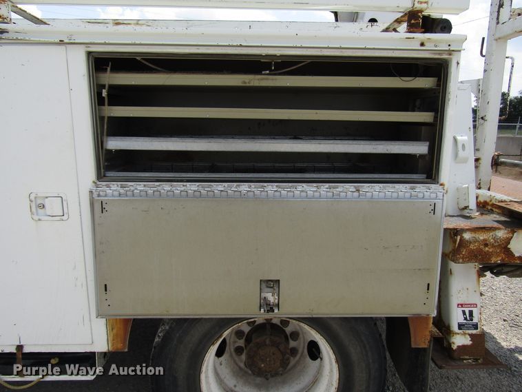 image for item DG1314 2002 International 4400 digger derrick truck