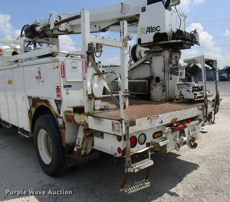 image for item DG1314 2002 International 4400 digger derrick truck