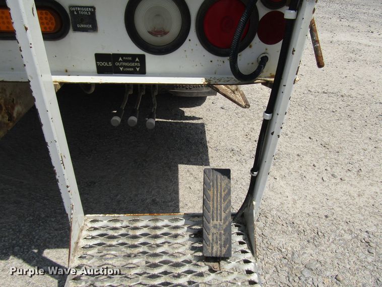 image for item DG1314 2002 International 4400 digger derrick truck