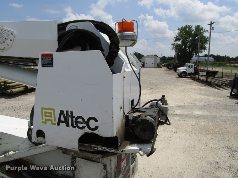 image for item DG1314 2002 International 4400 digger derrick truck