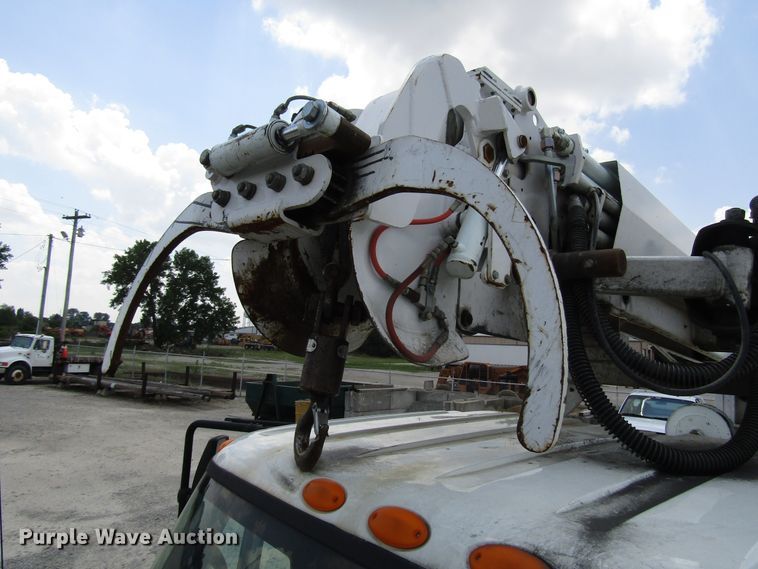 image for item DG1314 2002 International 4400 digger derrick truck