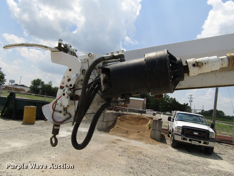 image for item DG1314 2002 International 4400 digger derrick truck