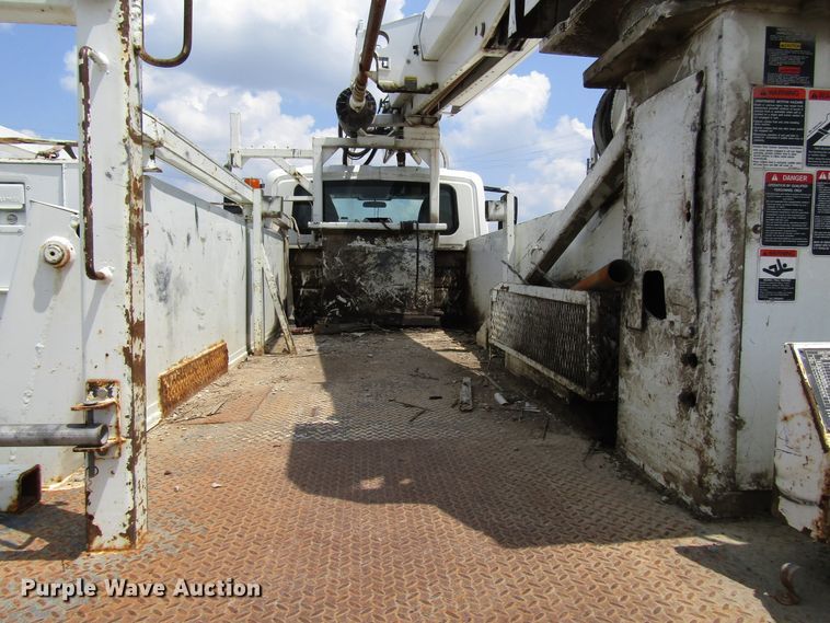 image for item DG1314 2002 International 4400 digger derrick truck