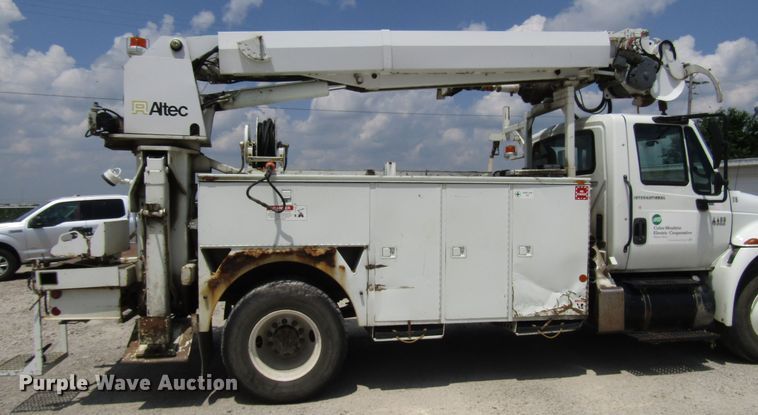 image for item DG1314 2002 International 4400 digger derrick truck