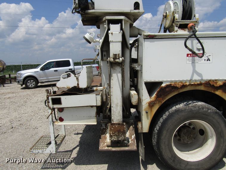 image for item DG1314 2002 International 4400 digger derrick truck