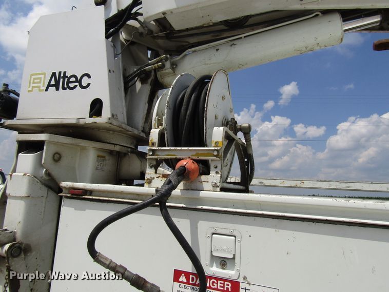 image for item DG1314 2002 International 4400 digger derrick truck