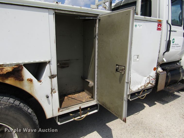 image for item DG1314 2002 International 4400 digger derrick truck