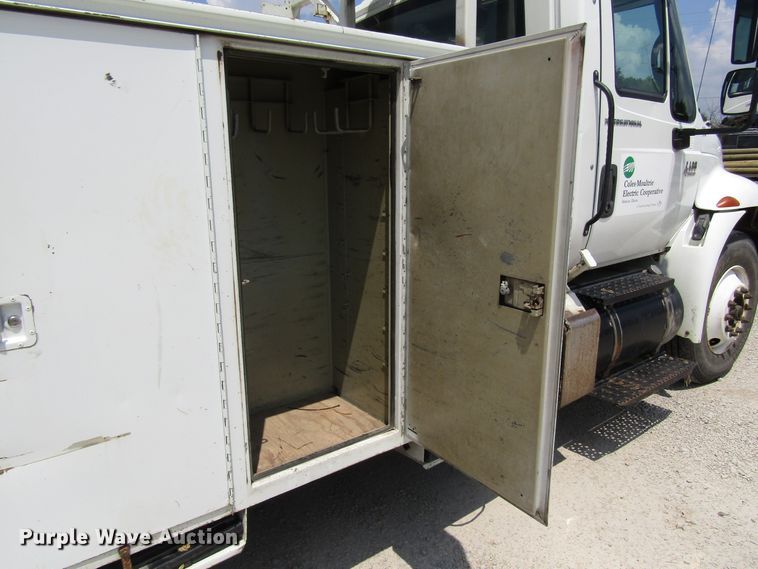 image for item DG1314 2002 International 4400 digger derrick truck