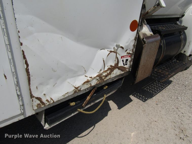 image for item DG1314 2002 International 4400 digger derrick truck