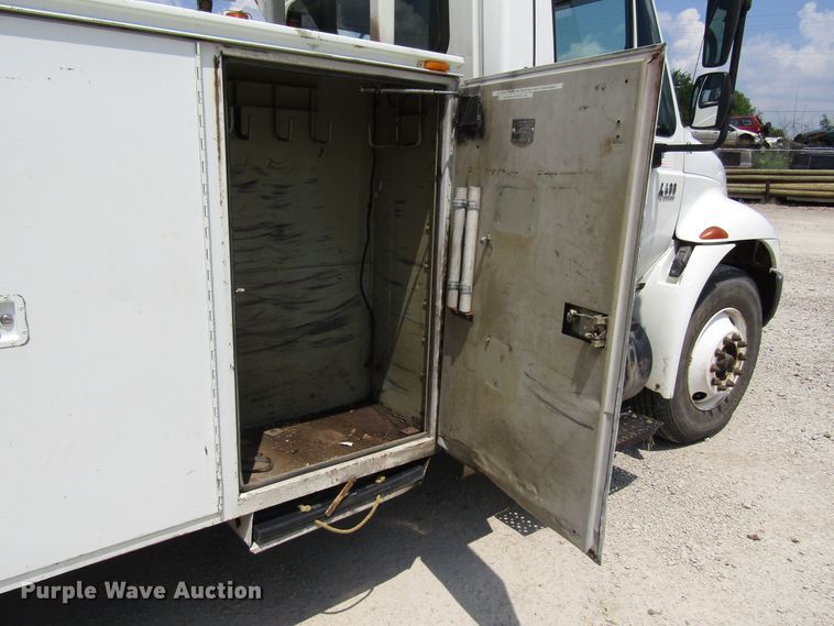 image for item DG1314 2002 International 4400 digger derrick truck