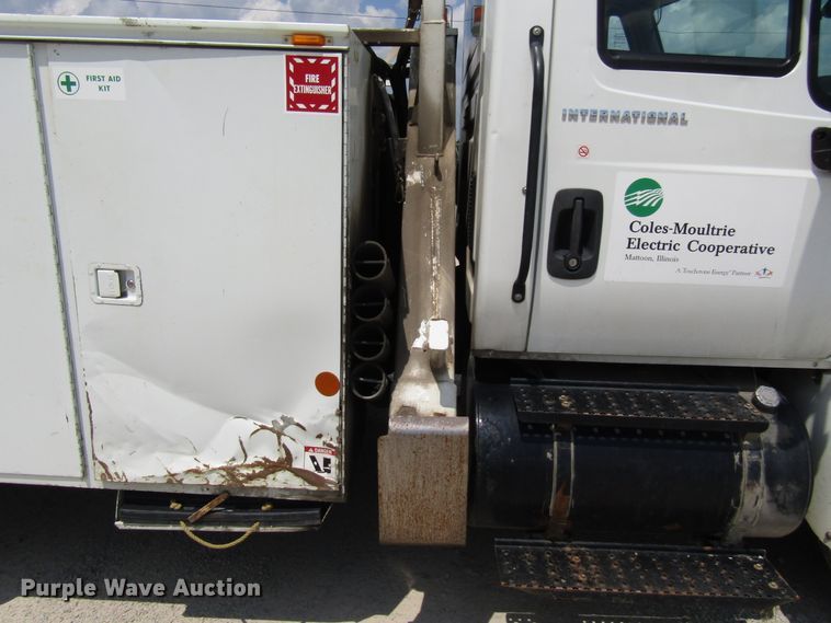 image for item DG1314 2002 International 4400 digger derrick truck