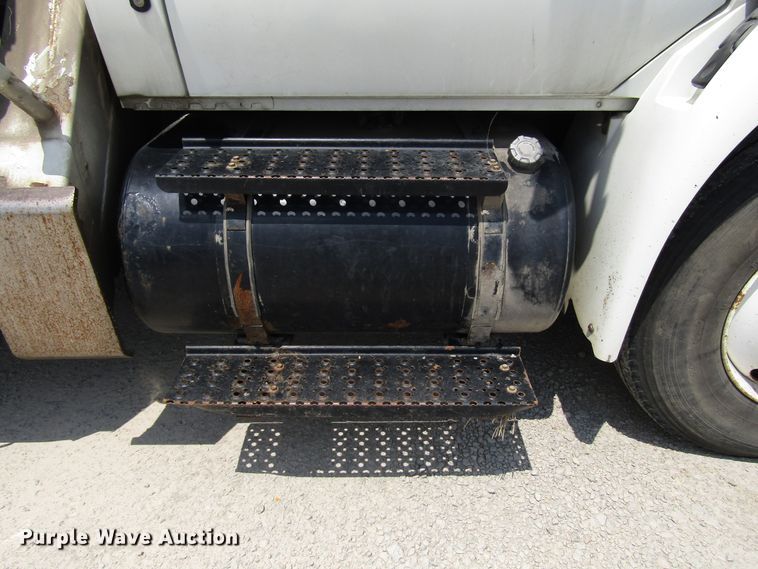 image for item DG1314 2002 International 4400 digger derrick truck