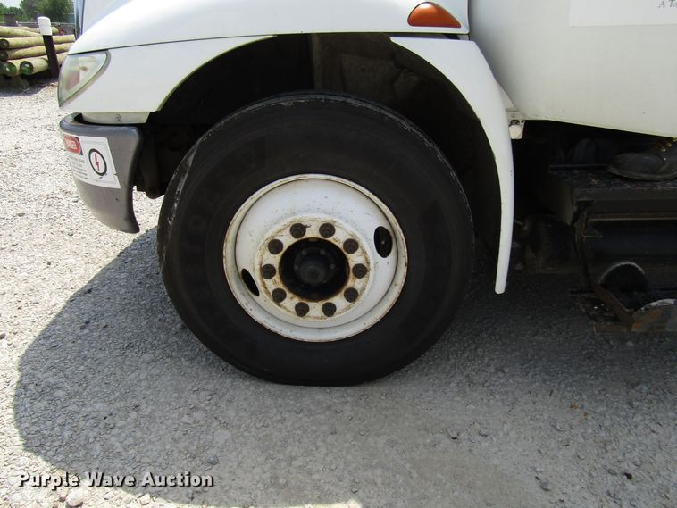 image for item DG1314 2002 International 4400 digger derrick truck