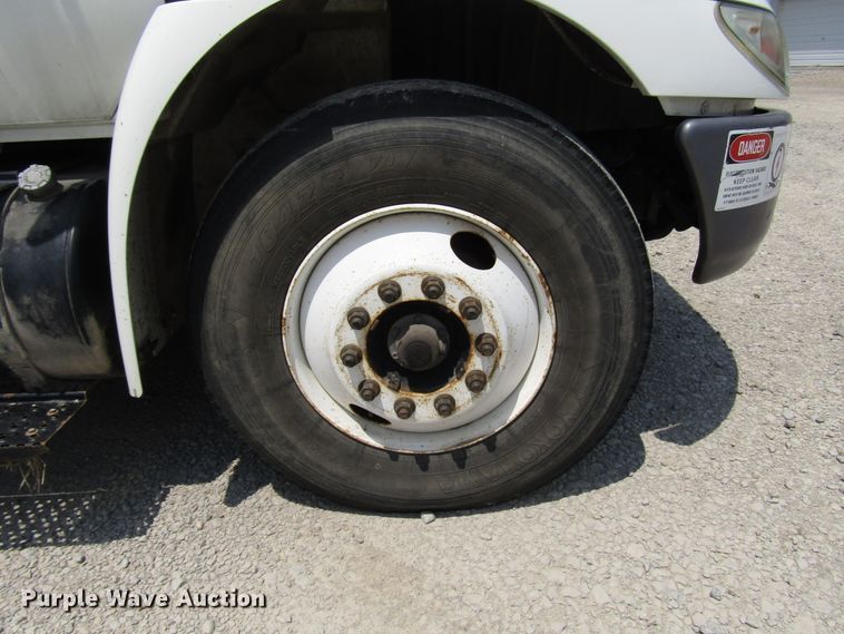 image for item DG1314 2002 International 4400 digger derrick truck