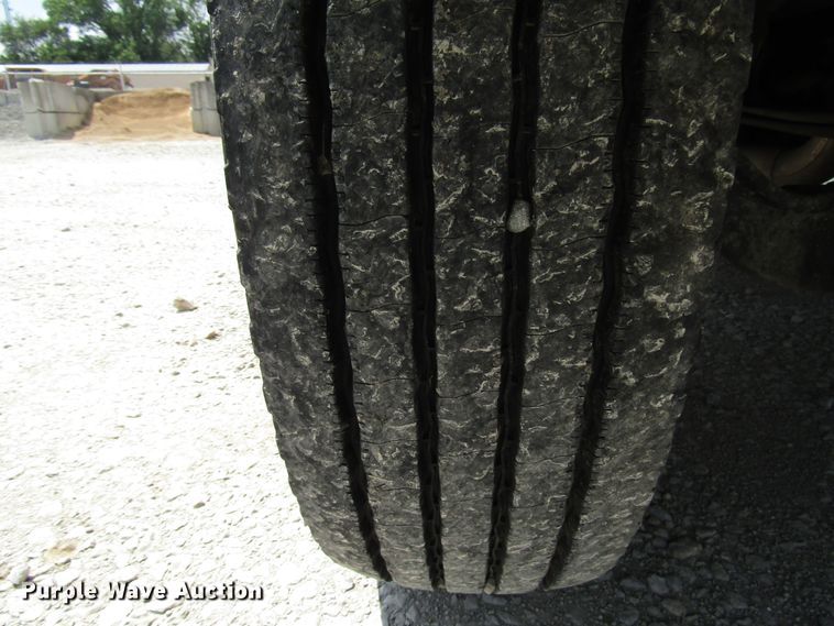 image for item DG1314 2002 International 4400 digger derrick truck