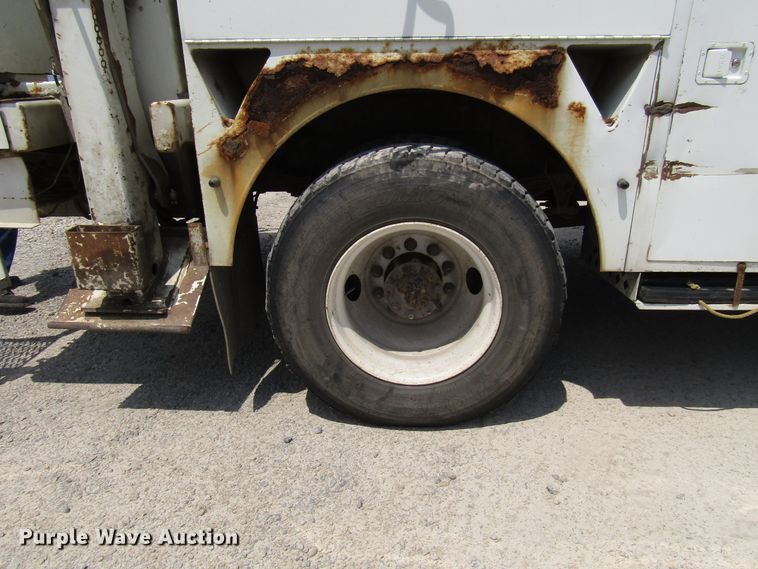 image for item DG1314 2002 International 4400 digger derrick truck