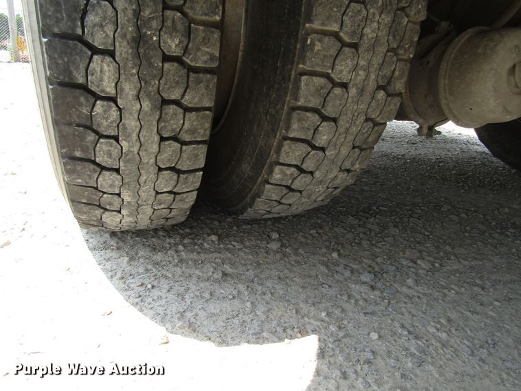 image for item DG1314 2002 International 4400 digger derrick truck