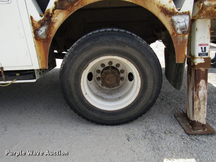 image for item DG1314 2002 International 4400 digger derrick truck