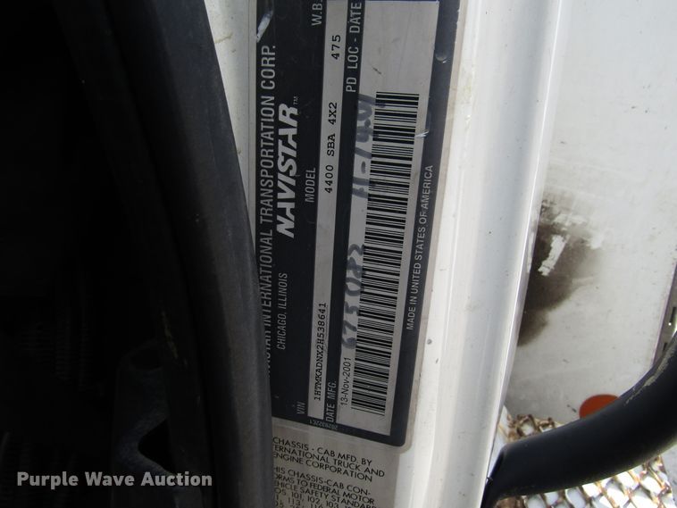 image for item DG1314 2002 International 4400 digger derrick truck