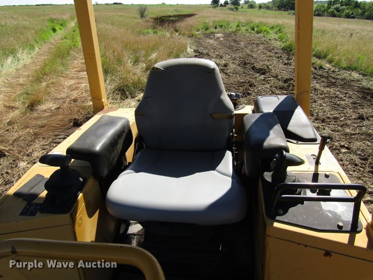 image for item DG1331 2004 John Deere 450H LT dozer