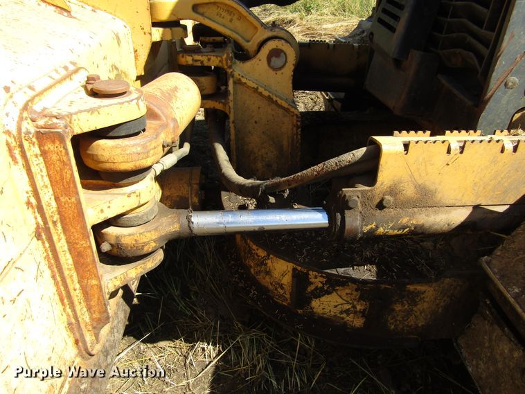 image for item DG1331 2004 John Deere 450H LT dozer