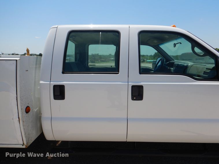 image for item DY9851 2002 Ford F550 XL Crew Cab service truck