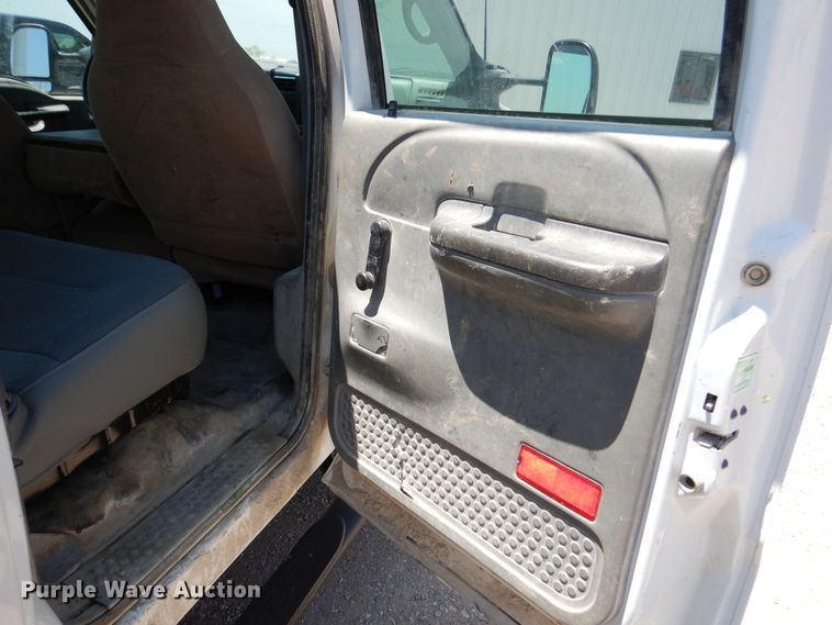 image for item DY9851 2002 Ford F550 XL Crew Cab service truck